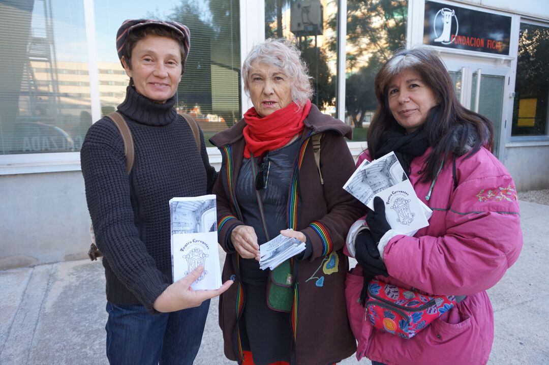 Alicia Guitiérrez y dos integrantes de la Plataforma Cultural por la Salvaguarda del Teatro Cervantes.