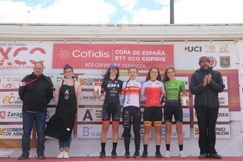 Ana López, a la derecha, en el podio en Zaragoza