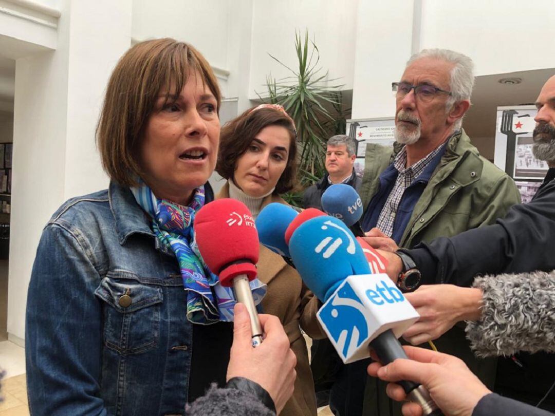 La Presidenta del Gobierno de Navarra, Uxue Barkos, atendiendo a los medios