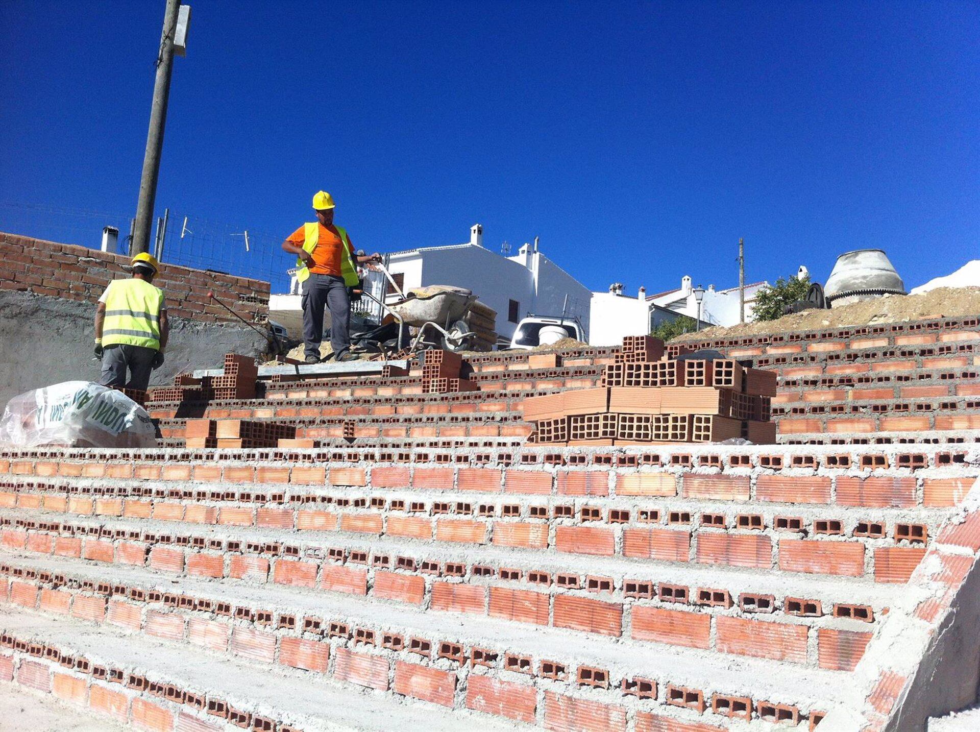 Obreros trabajando en una vivienda