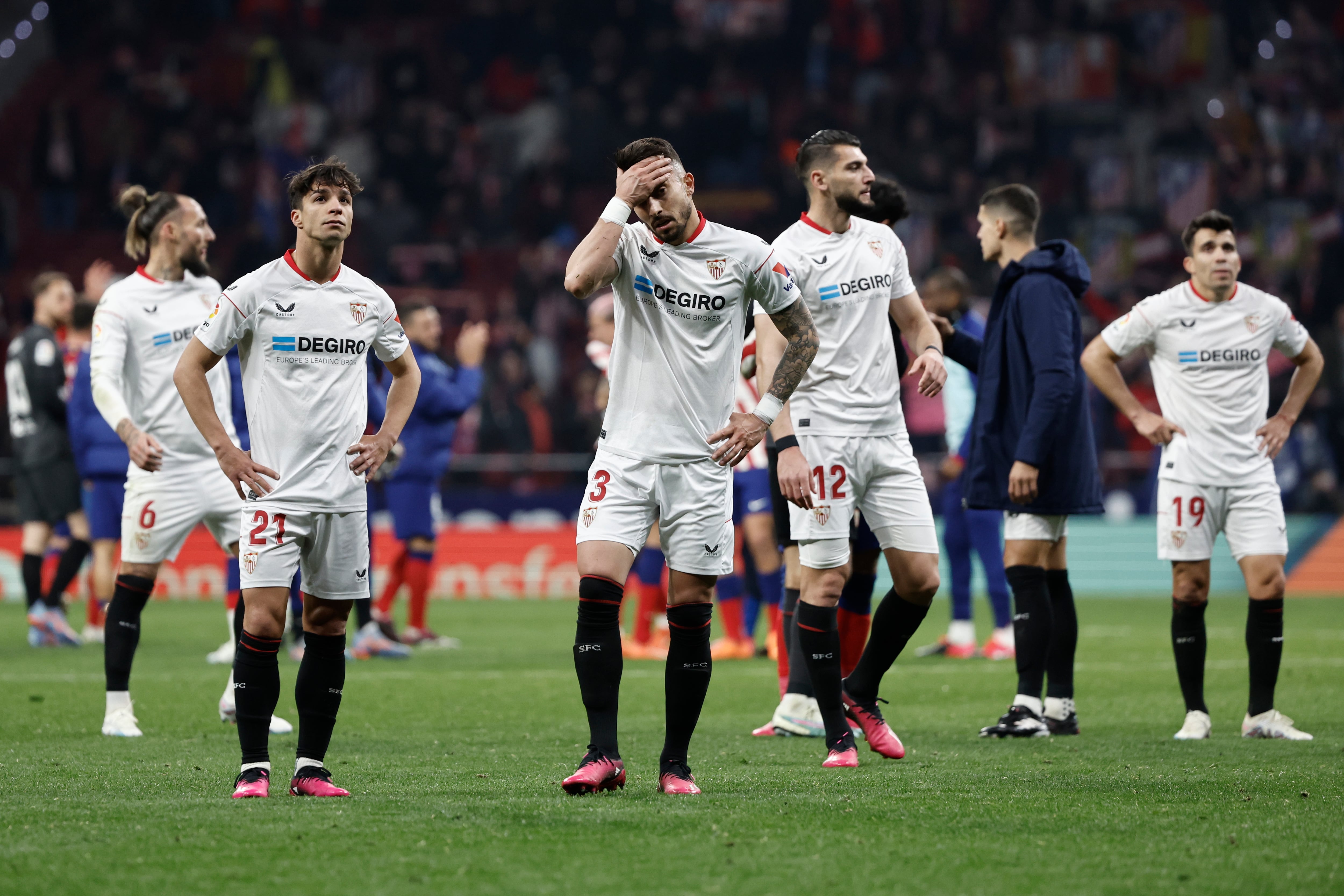 MADRID, 04/03/2023.- Los jugadores del Sevilla al término del partido de Liga en Primera División que Atllético de Madrid y Sevilla CF han disputado este sábado en el estadio Civitas Metrpolitano, EFE/Sergio Pérez
