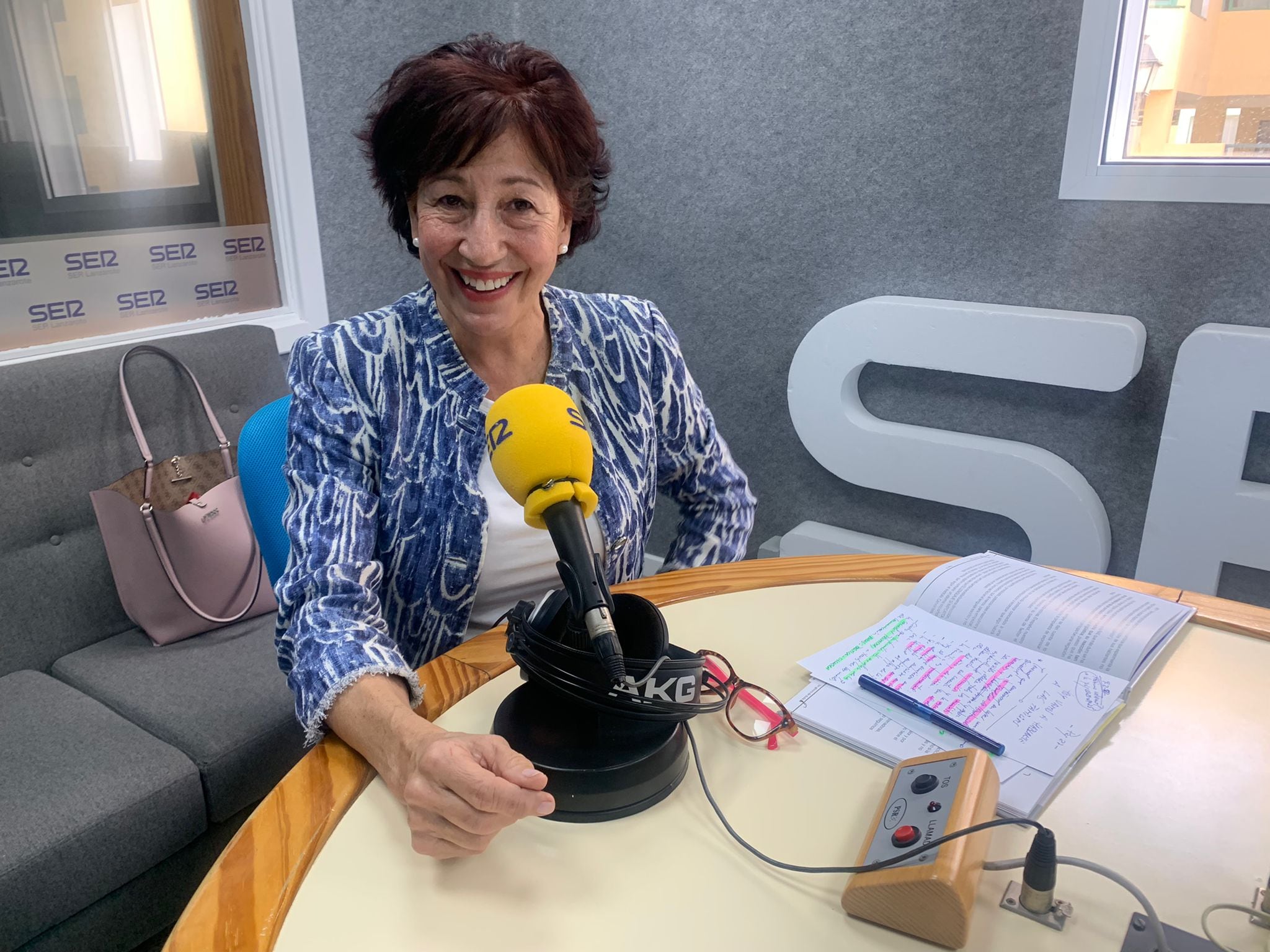 Inés Rojas en los estudios de SER Lanzarote.