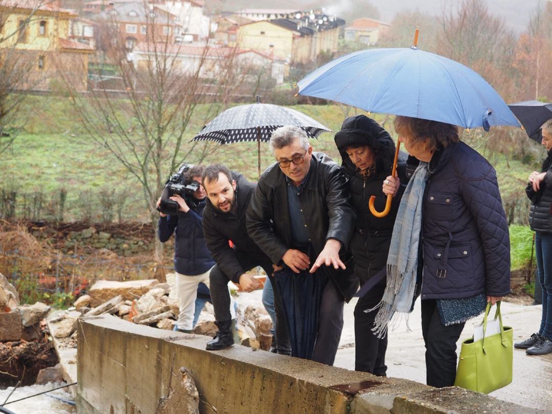 Visita a Barruelo de Santullán (Palencia) de la delegada del Gobierno y de la presidenta de la Confederación Hidrográfica del Duero