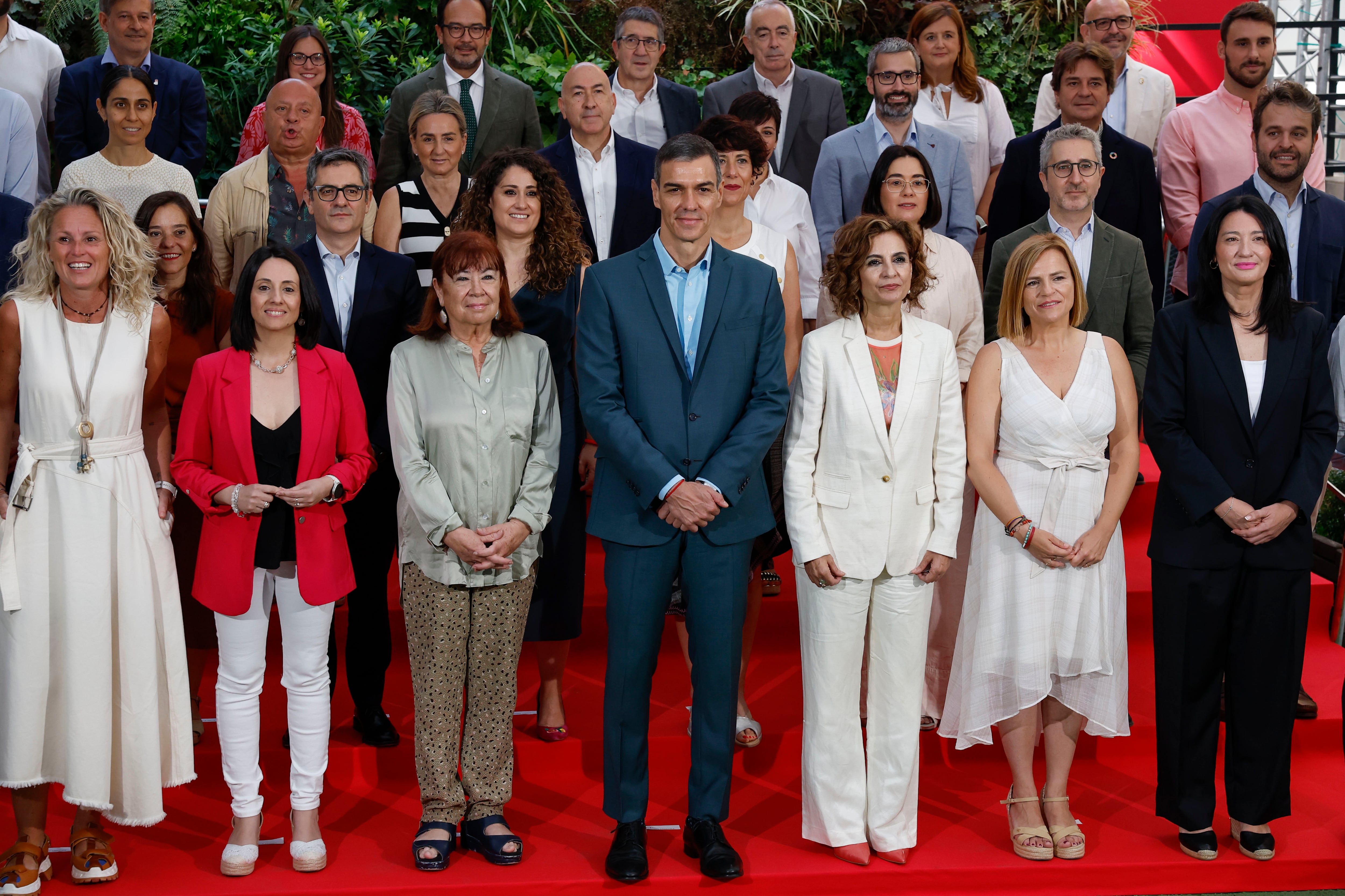 FOTODELDÍA MADRID, 07/07/2025.- El presidente del Gobierno y secretario general del PSOE, Pedro Sánchez (c), posa para una foto de familia junto a los miembros de la Comisión Ejecutiva Federal del PSOE antes de la reunión este lunes en Madrid. EFE/ Chema Moya
