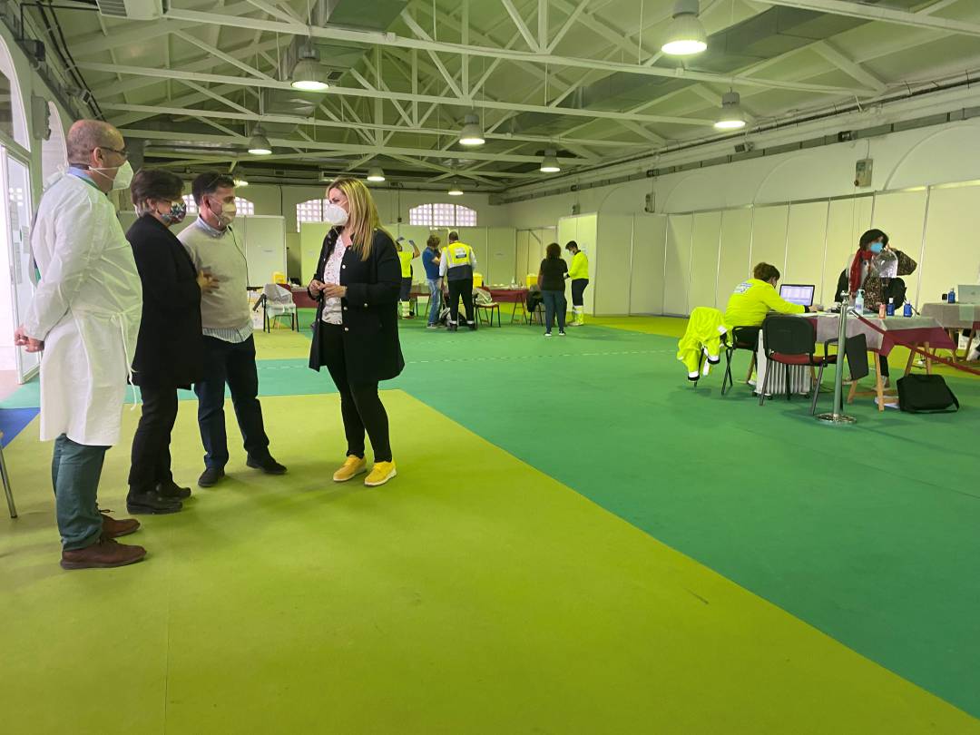 La delegada de la Junta, María Ángeles Martínez, saludando a los profesionales sanitarios en el Recinto de la Hípica