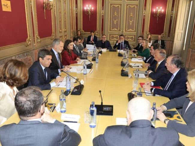 Don Felipe y Doña Letizia han mantenido una reunión en València con entidades sociales y organizaciones empresariales