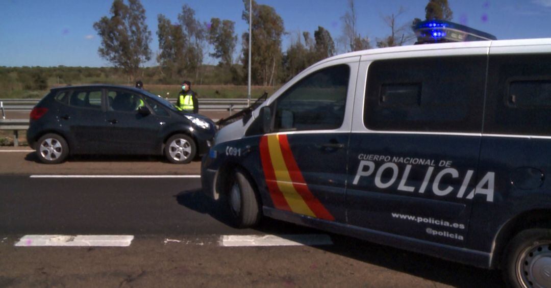 Efectivos de la de la Policía Nacional realizan controles en la frontera con Portugal en Caya (Bajadoz) el primer día en el que España ha restablecido los controles de fronteras terrestres hasta el fin del estado de alarma decretado por el coronavirus, en Caya (Badajoz, Extremadura, España) a 17 de marzo de 2020.