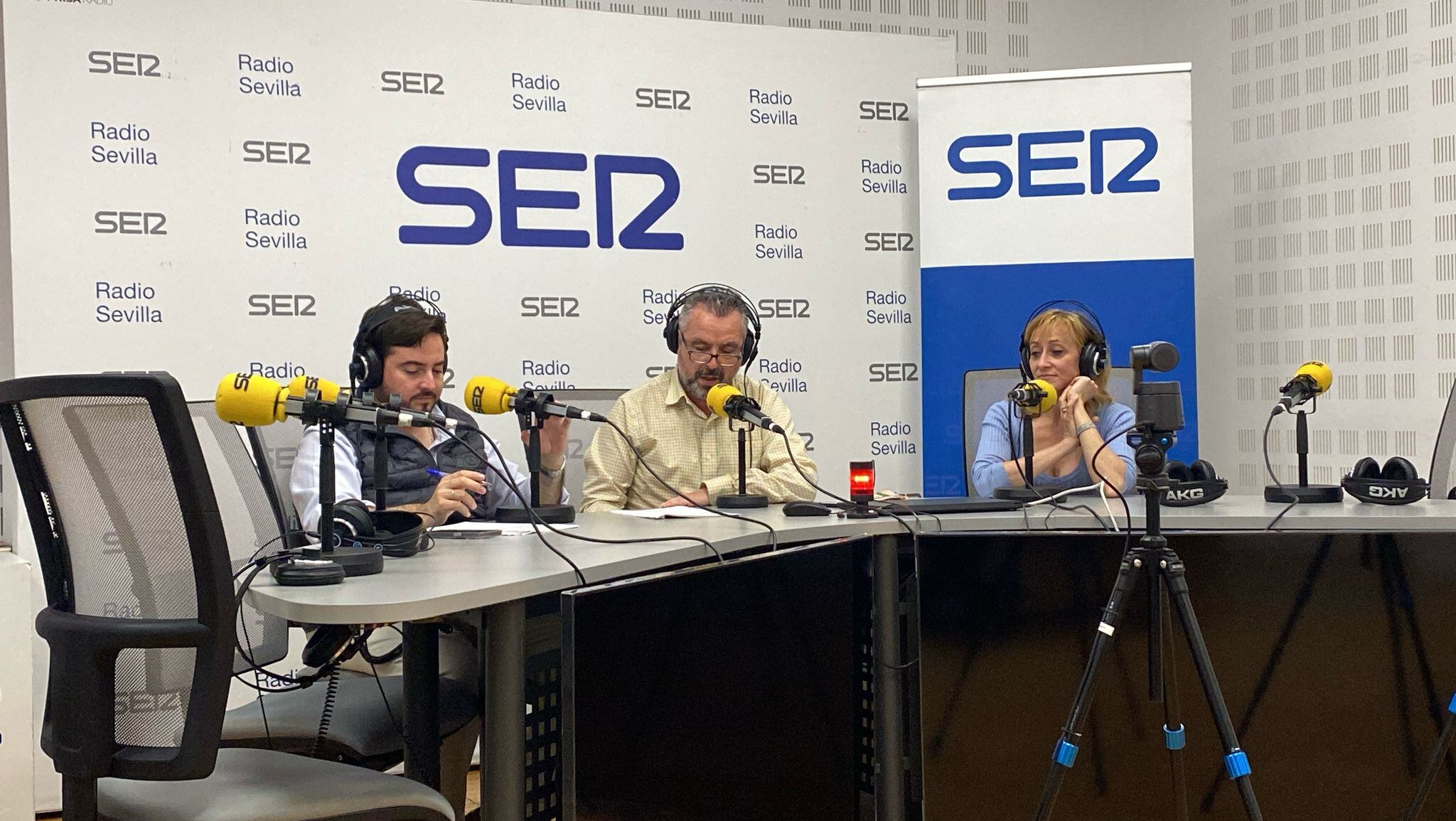 Eva Luna, en el estudio de Cruz de Guía junto a Paco García y José Manuel Peña
