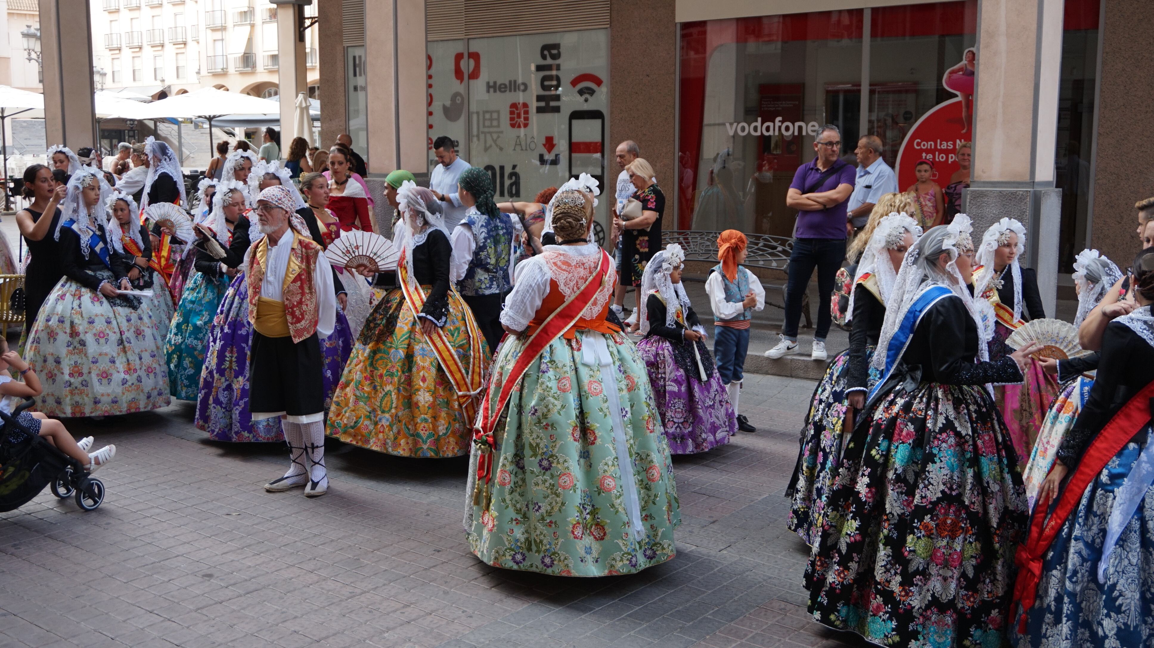 Desfile de acompañamiento a Falleras Mayores y sus Damas de Honor 2022 de Elda