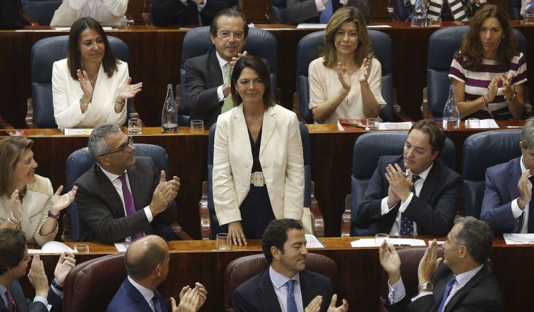 La alcaldesa en funciones de Pozuelo de Alarcón, Paloma Adrados (PP), aplaudida por sus compañeros de partido tras ser elegida hoy nueva presidenta de la Asamblea de Madrid, donde relevará a José Ignacio Echeverría, tras obtener los 48 apoyos del PP y los 17 de Ciudadanos.