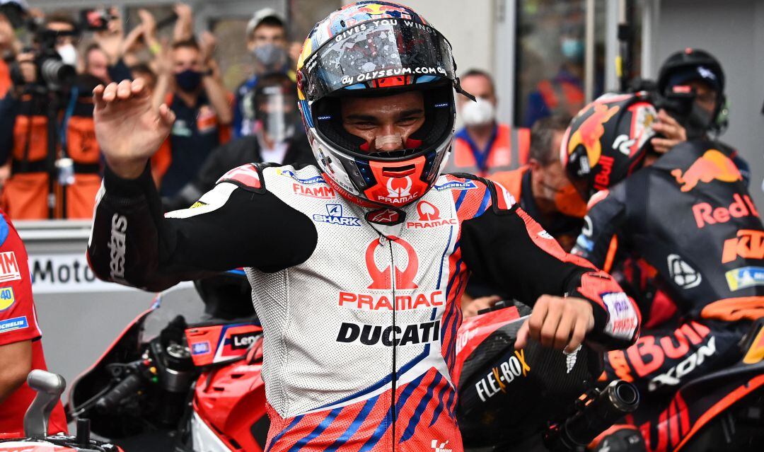 Jorge Martín celebra su tercer puesto