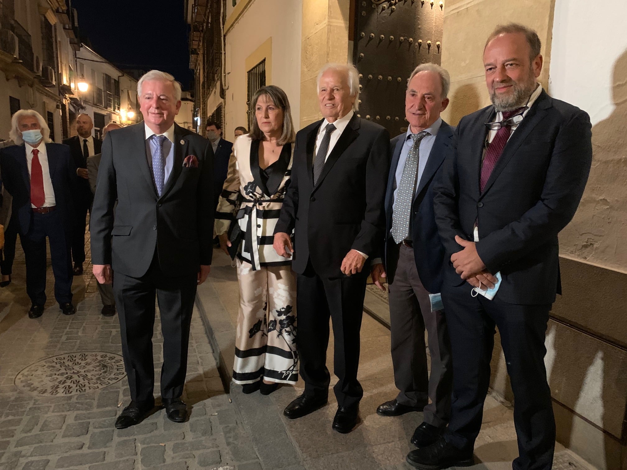 Manuel Benítez El Cordobés junto a los patronos de su Fundación