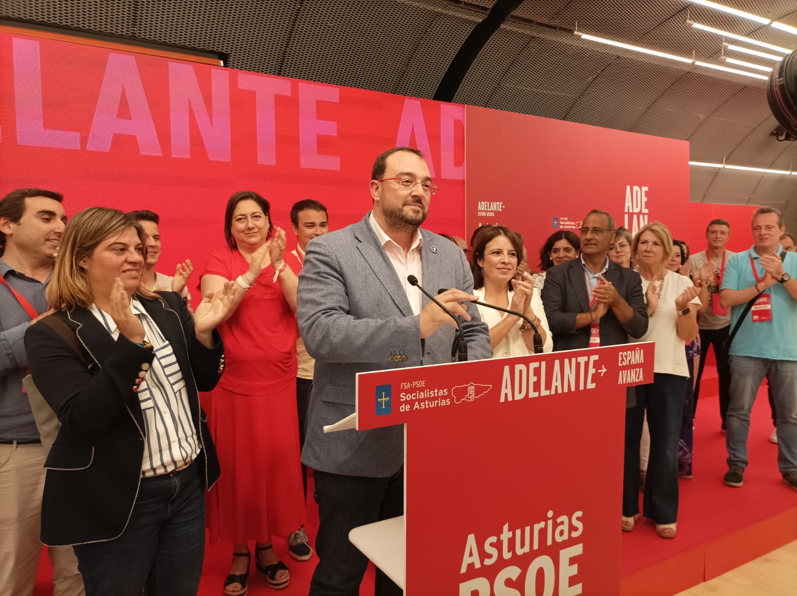 El presidente asturiano y secretario de la FSA, dirigiéndose a los presentes en la sede del partido