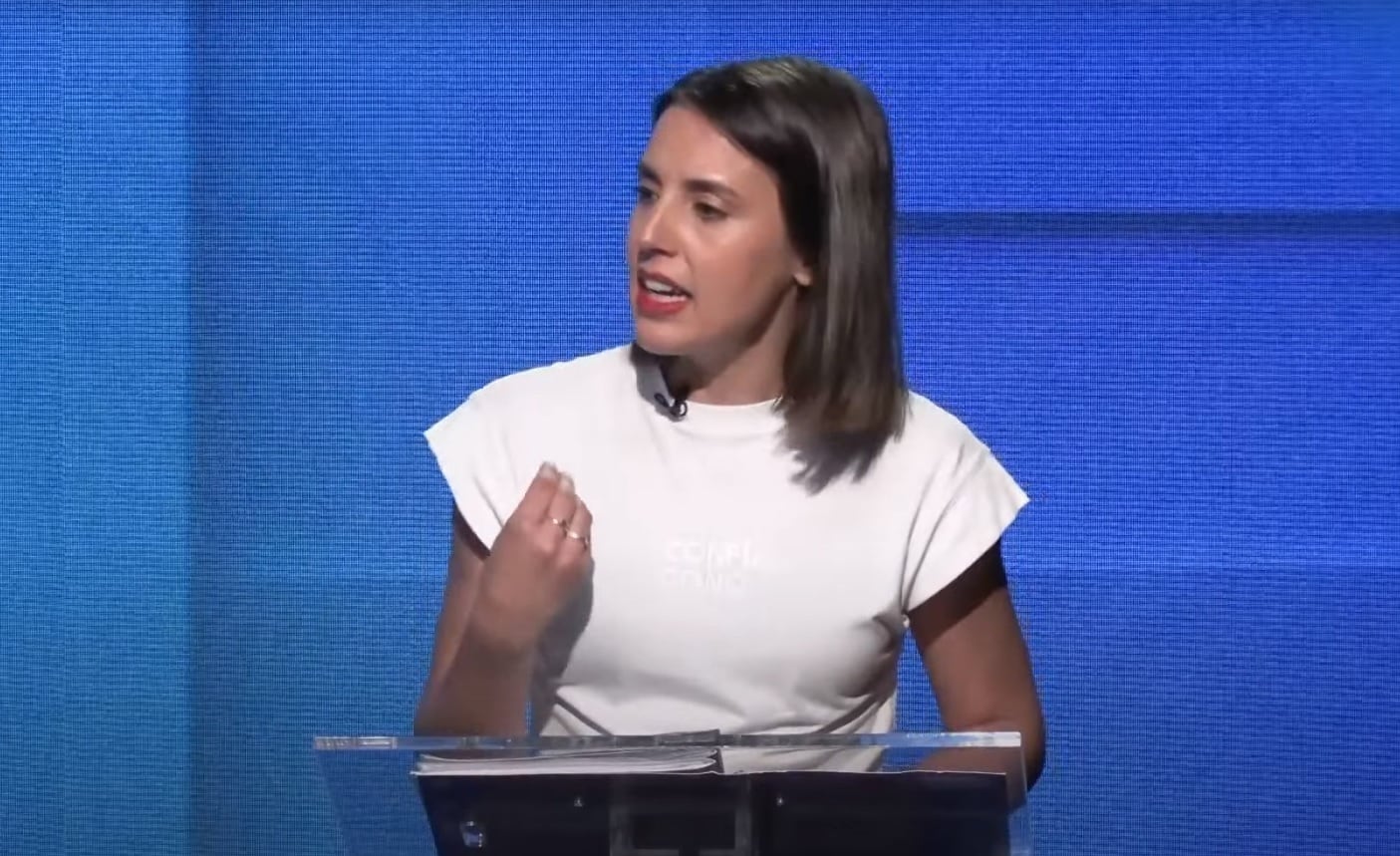 La camiseta con mensaje de Irene Montero en el debate: apenas se ve, pero es contundente.