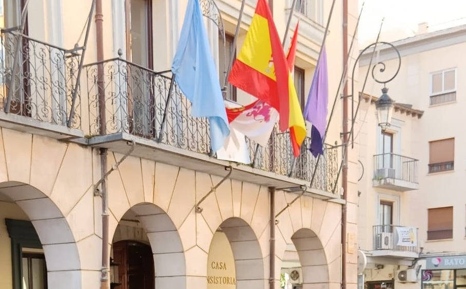 Las banderas en la Casa Consistorial arandina ondean estos días a media asta por las víctimas de la DANA