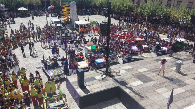 Foto que colgó en su Facebook el Alcalde sobre el aspecto que ofrecía la Plaza Mayor el día del pregón popular que pronunció Sara Bayón. 