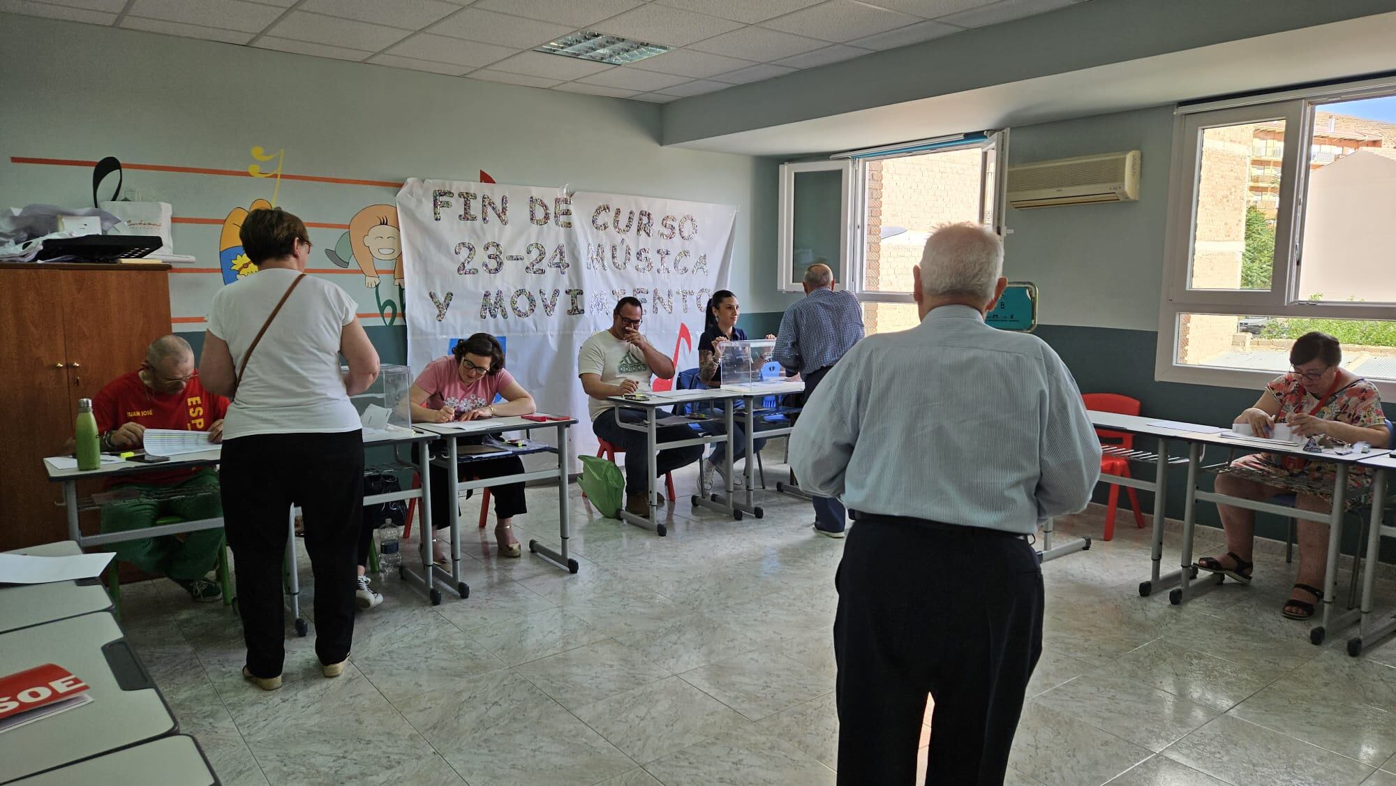 Momento de la votación en las mesas electorales instaladas en la Escuela de Música