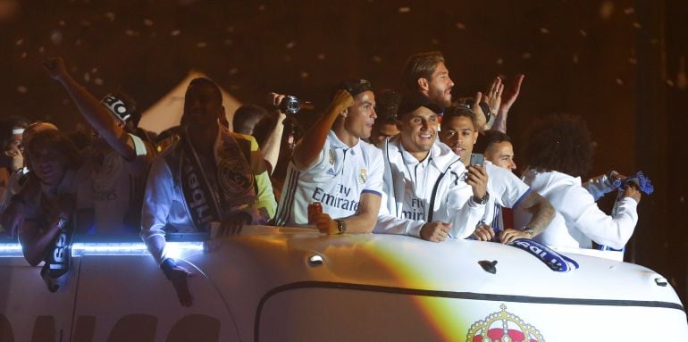 Los jugadores del Real Madrid celebran el campeonato de liga en la Cibeles