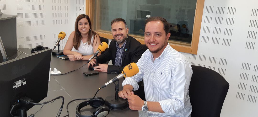 De izquierda a derecha, Leticia Sánchez, portavoz de Unidas Podemos en Parla, Carlos Delgado, portavoz de ULEG en Leganés, y Sergio López, portavoz del PP en Fuenlabrada.