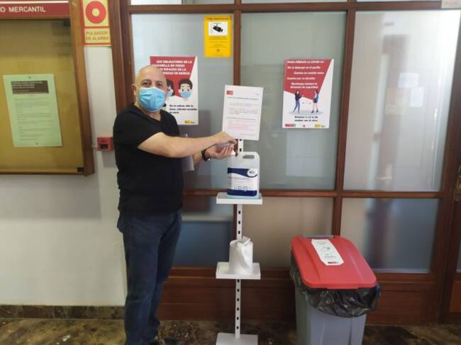 Un profesor de la UMU utiliza uno de los dispensadores de gel hidroalcóholico instalados en el campus de La Merced