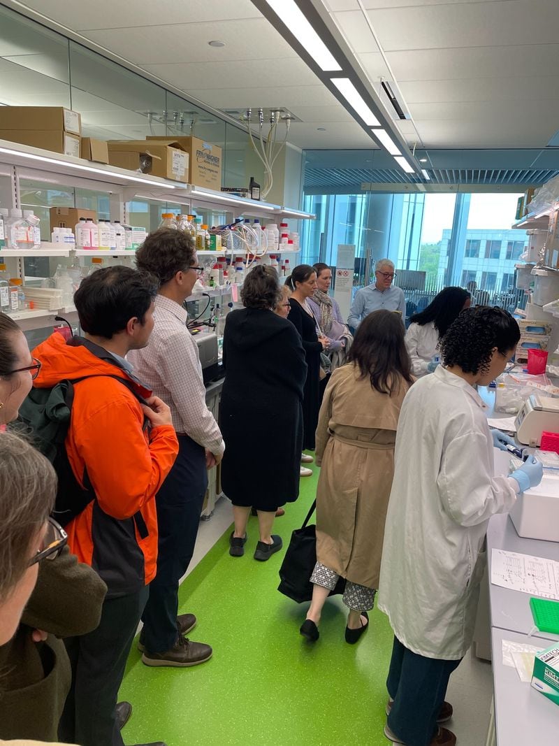 Durante una visita a los laboratorios del MIT