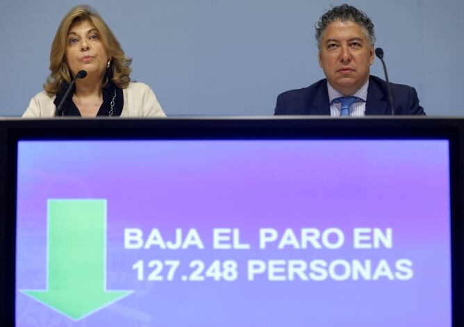 Los secretarios de Estado de Empleo, Engracia Hidalgo, y de Seguridad Social, Tomás Burgos, en la rueda de prensa para analizar los datos de paro registrado