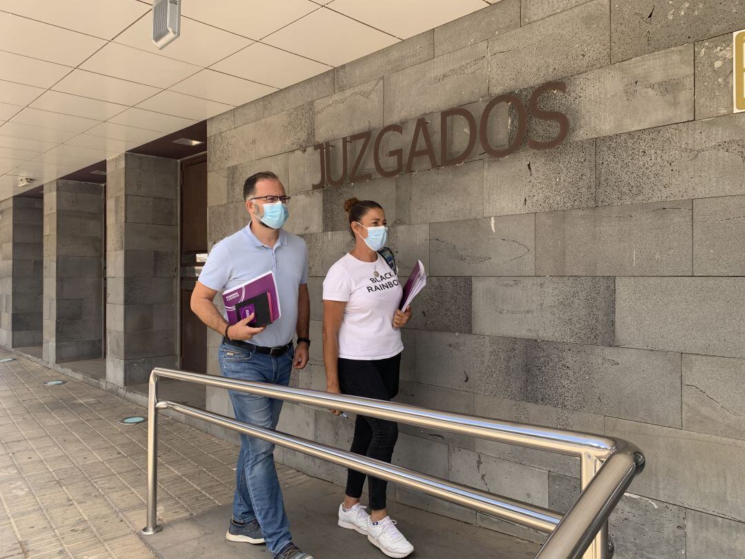 Jorge Peñas y Myriam Barros, consejeros de Podemos en el Cabildo de Lanzarote, en las puertas de los Juzgados de Arrecife.