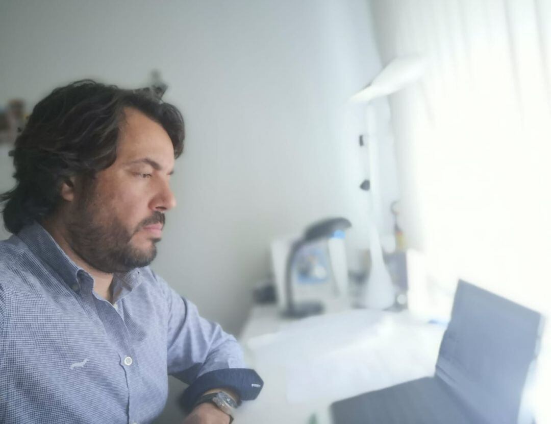 El consejero Motas durante una videoconferencia