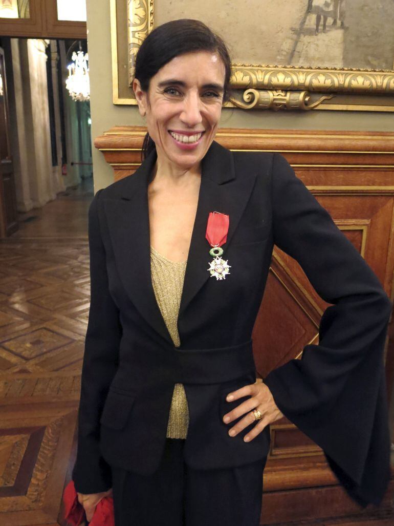 La bailarina, coreógrafa, realizadora y actriz granadina Blanca Li, tras recibir la insignia de Caballero de la Legión de Honor francesa, de manos de la alcaldesa de París, Anne Hidalgo