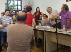 Se ponía la mano encima de la urna para no dejar votar a los de la otra candidatura