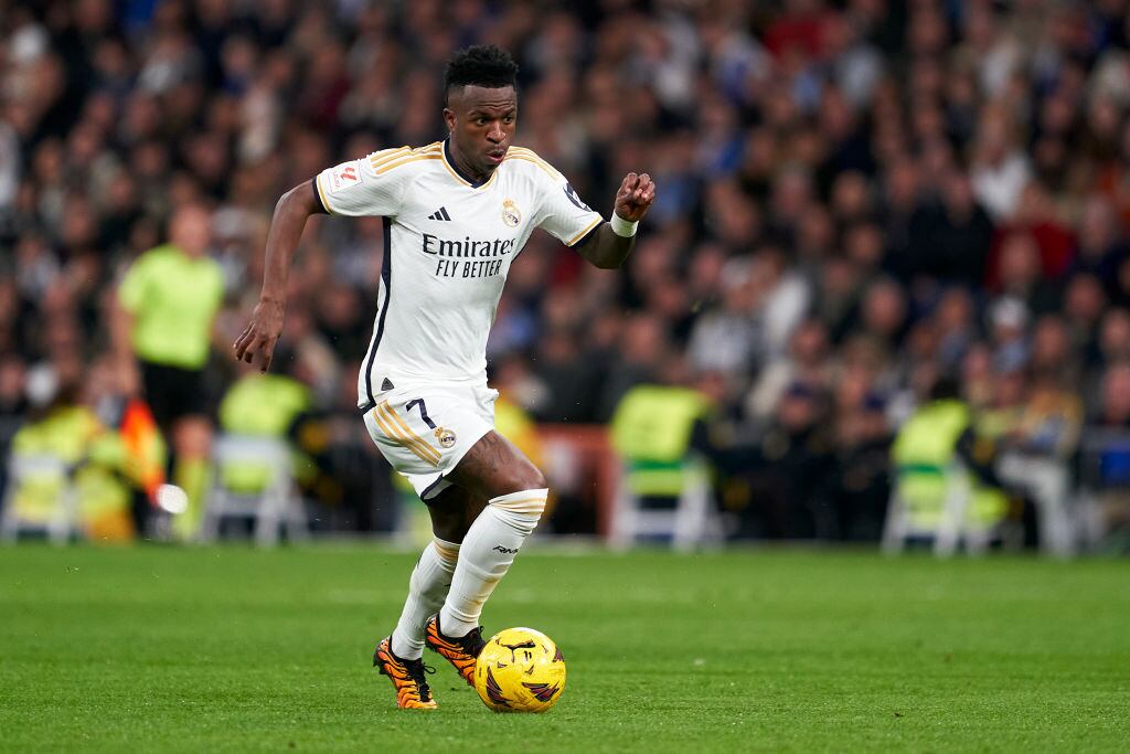 Vinicius conduce la pelota hacia la portería rival.