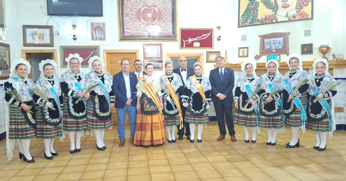 Villena con las damas de las Comparsas de  Sax