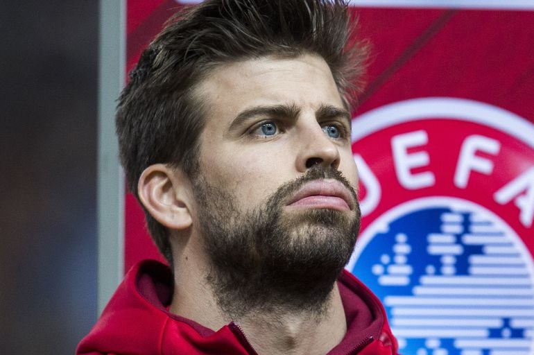 Gerard Piqué, durante los himnos en el partido frente a Israel en El Molinón