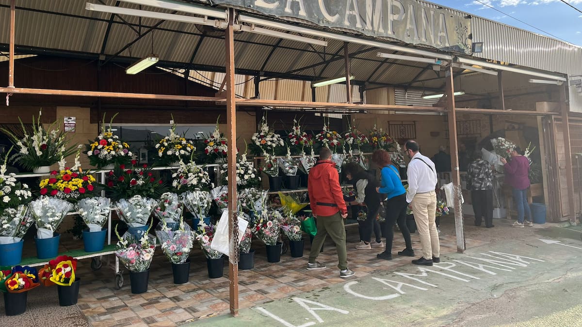 Previa festividad Todos los Santos, a las puertas del cementerio de San Antonio de Cartagena