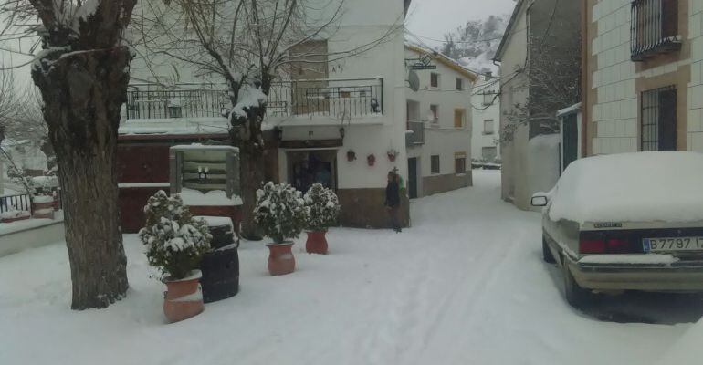 Imagen de las calles de Santiago Pontones después de una nevada.