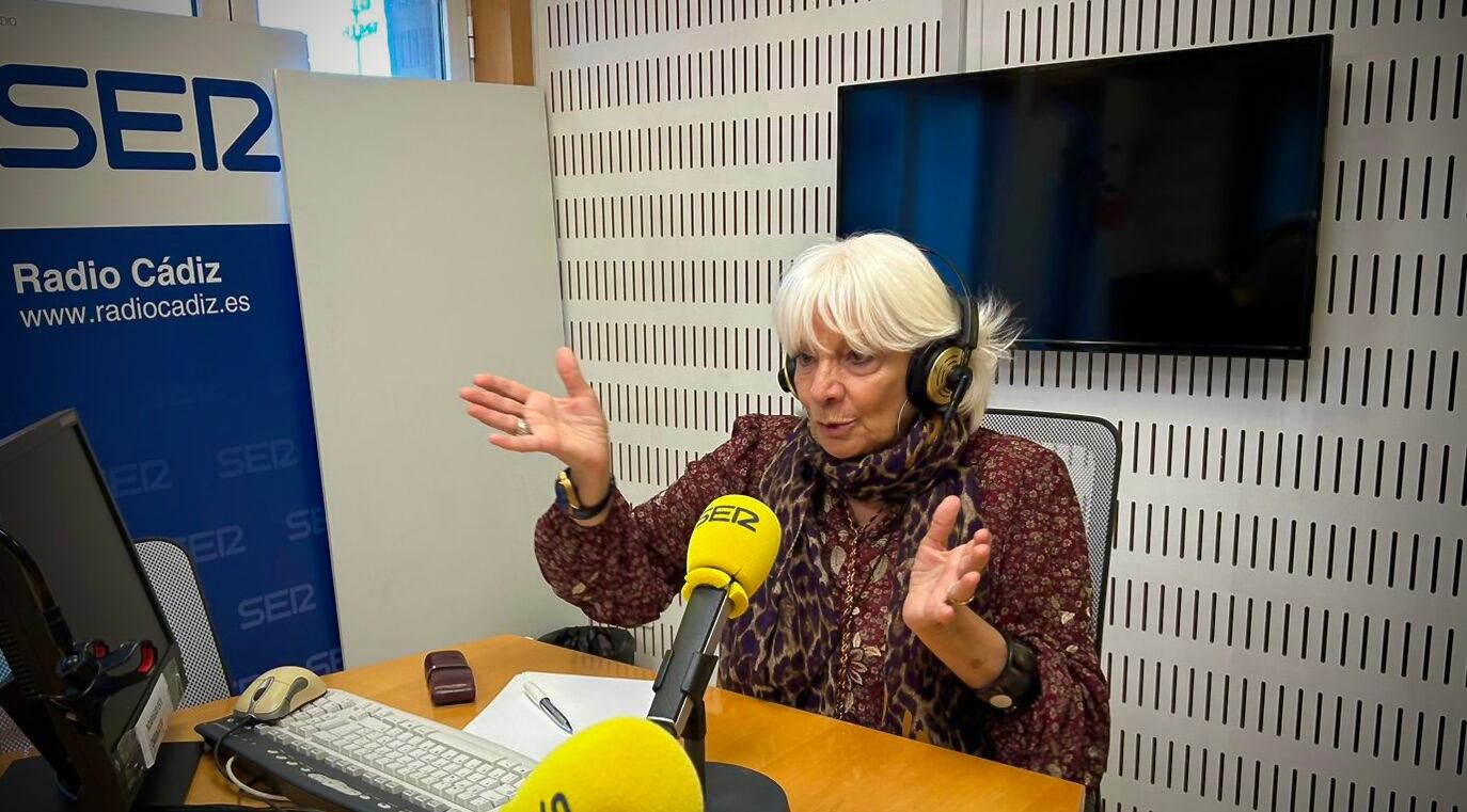 La presidenta de la APBC, Teófila Martinez, en los estudios de Radio Cádiz durante la entrevista