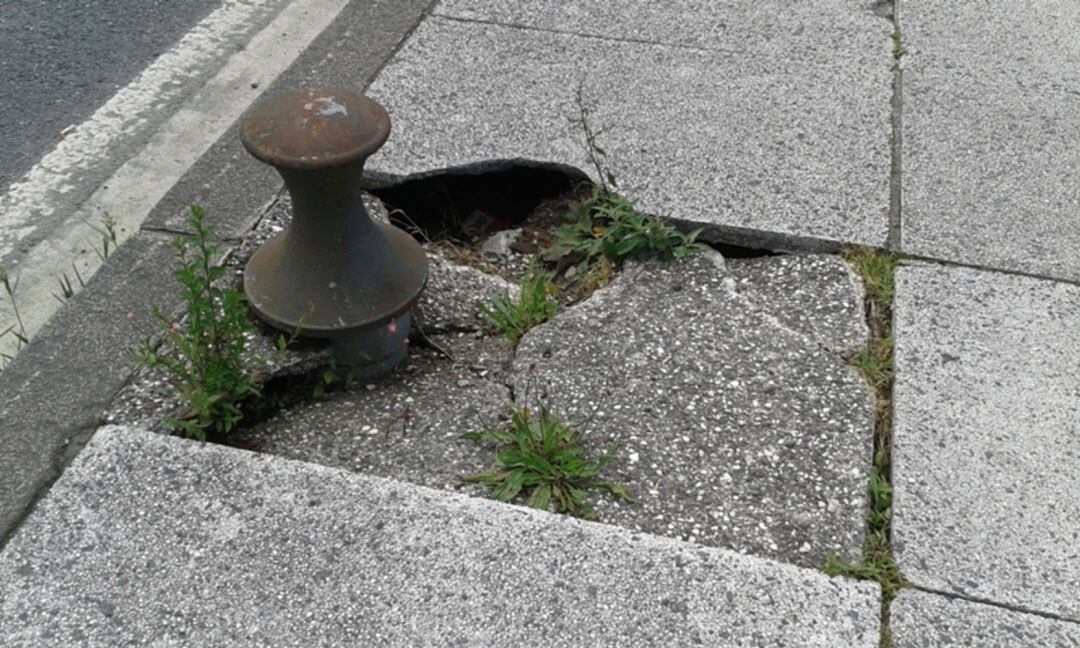 Una de las baldosas rotas en el puente de Santiago. 