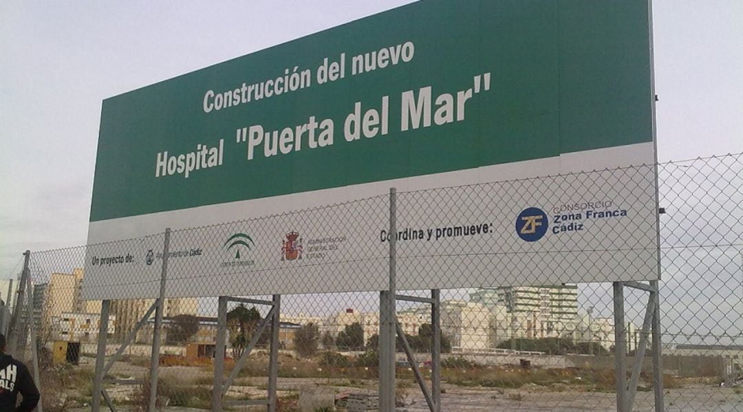 Cartel ubicado en el solar de la antigua CASA donde se anunciaba el nuevo hospital de Cádiz