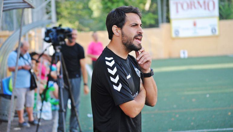 Luis Ayllón durante un partido