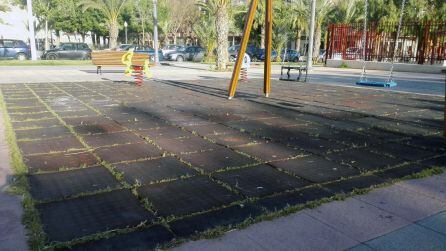 Maleza en el parque infantil cerca de la Avenida Cortes Valencianas