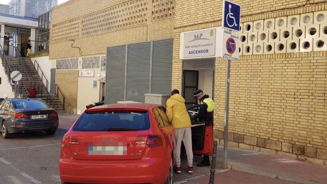 La Policía Local de Jaén sancionando a un conductor.