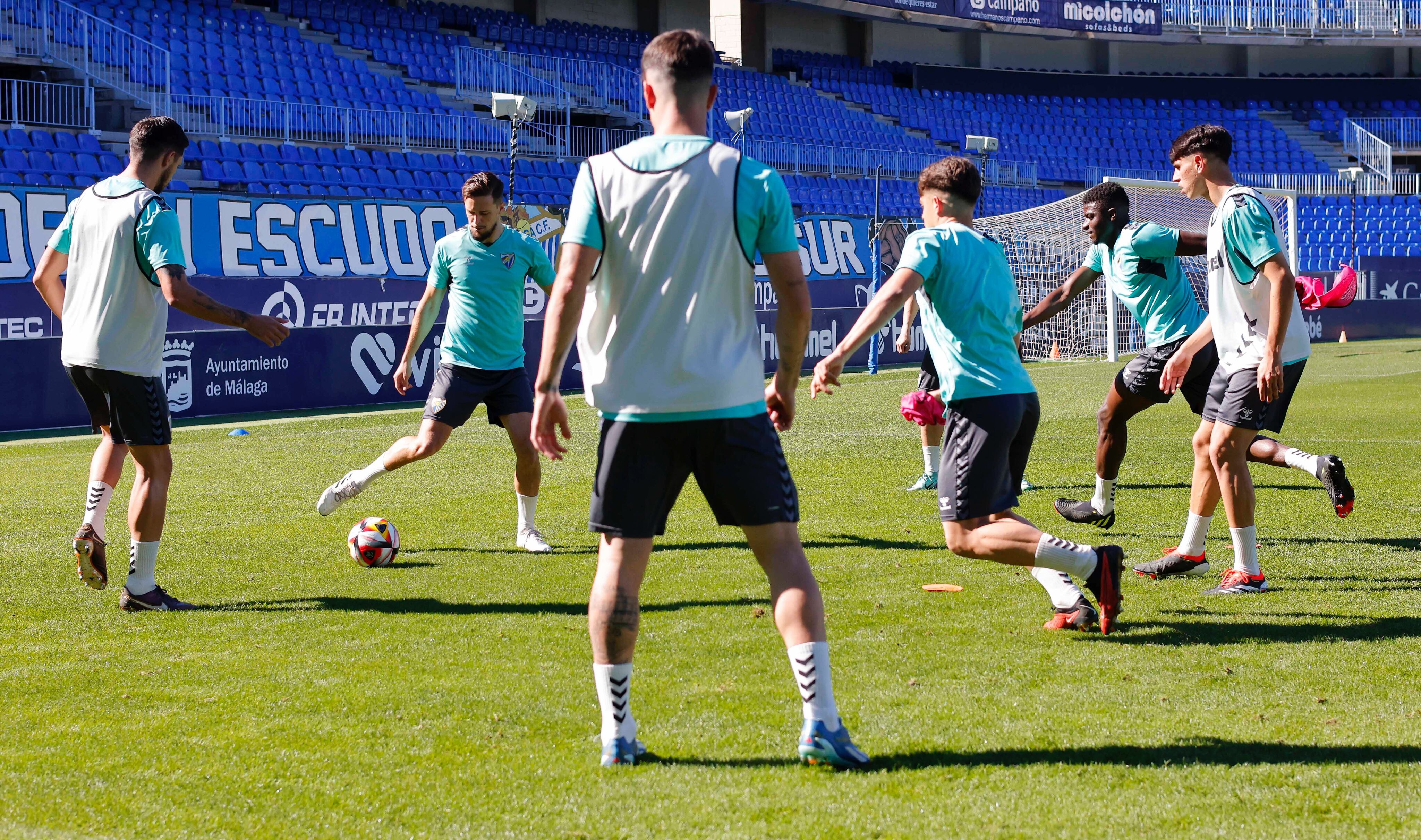 Rondo de futbolistas del Málaga en un entrenamiento