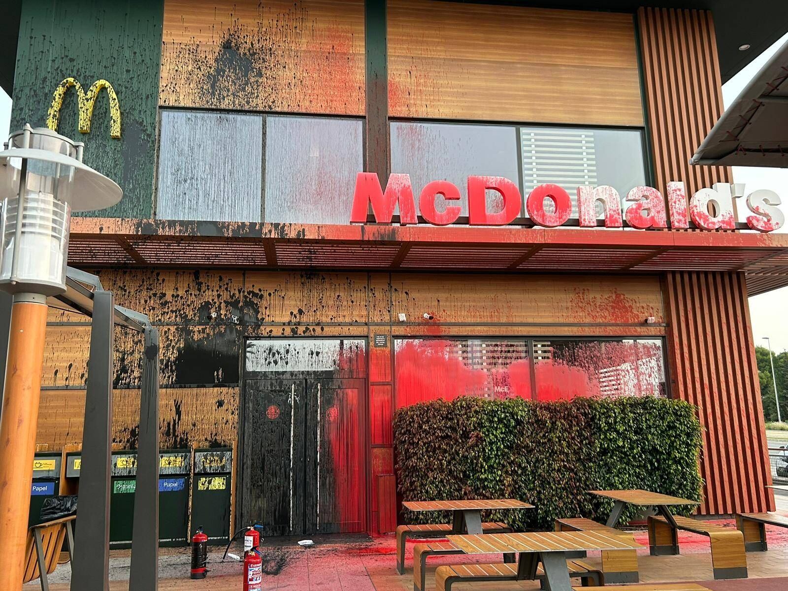 Fachada de un McDonald&#039;s en Murcia pintada de rojo y negro