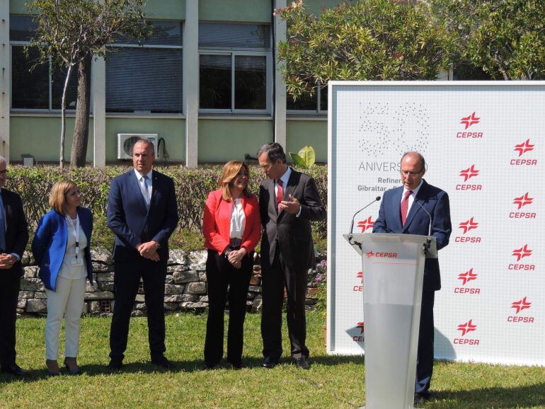 Susana Díaz dialoga con el Vicepresidente de CEPSA, durante el acto principal del 50 aniversario de la refinería del Campo de Gibraltar.