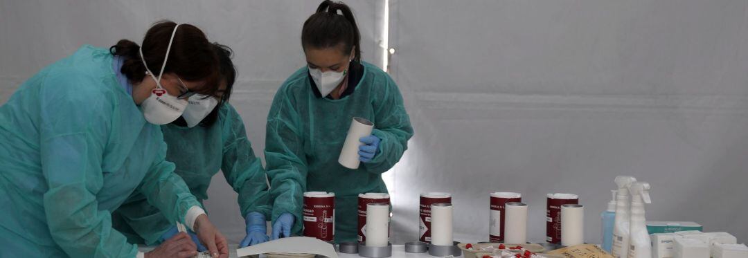 Enfermeras preparan las pruebas de detección de coronavirus