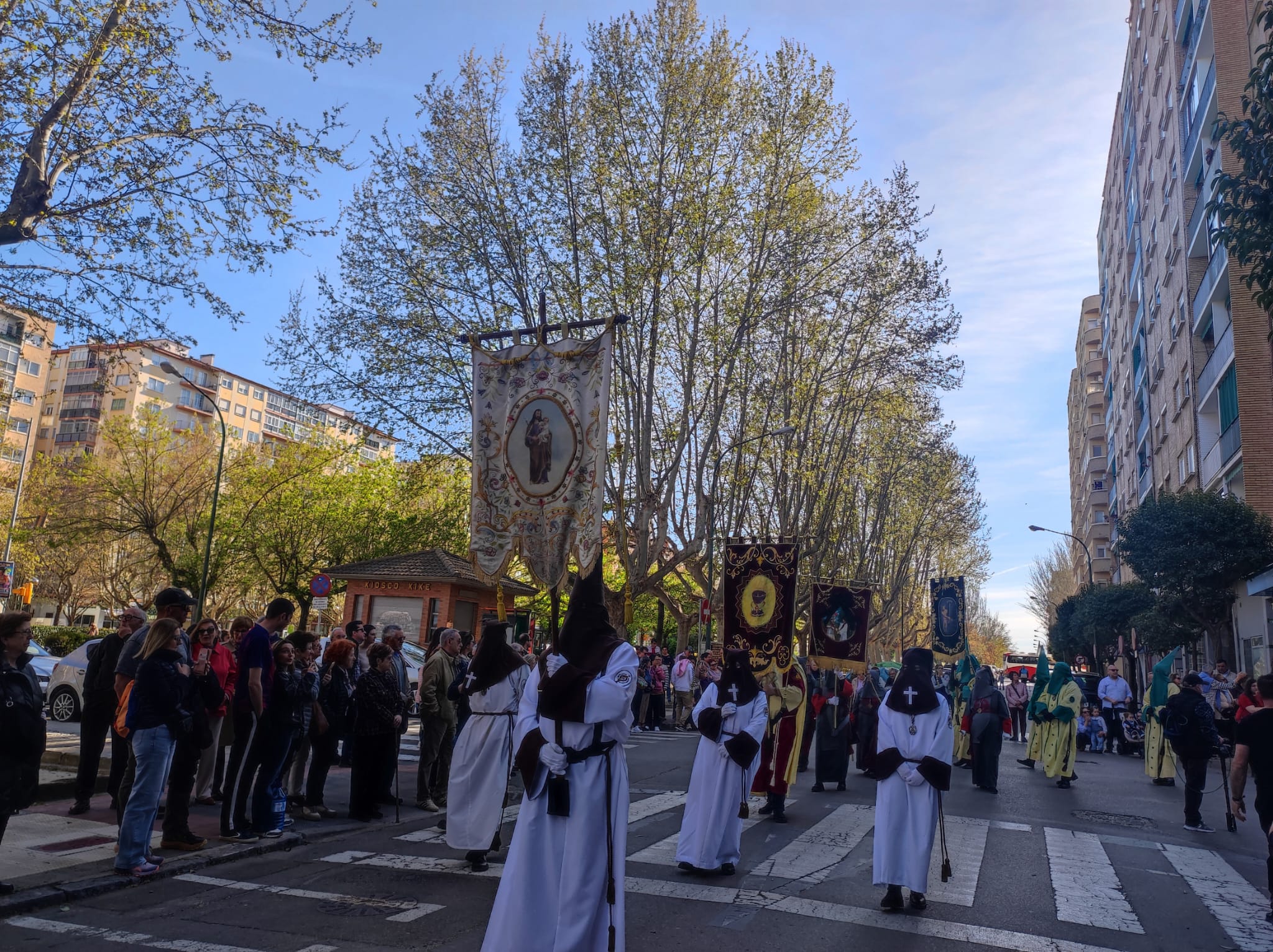 Público arropando la procesión en su salida de la iglesia de La Encarnación.