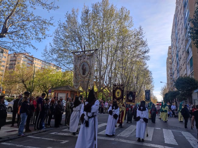 Público arropando la procesión en su salida de la iglesia de La Encarnación.