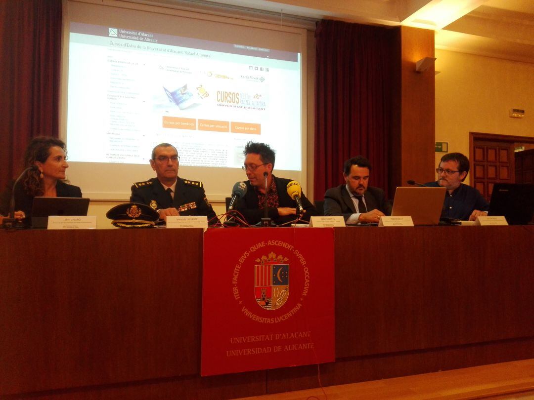 Carles Cortés, el vicerrector de Cultura, Deporte y Lenguas (c), ha presentado esta mañana los cursos Rafael Altamira, acompañado por Eva  Valero, directora del Secretariado de Sedes Universitarias (i), el jefe provincial del CNP, Manuel Lafuente, el vicedecano de ICALI, Ignacio Gally y el coordinador de los cursos, Héctor Rubio (i).