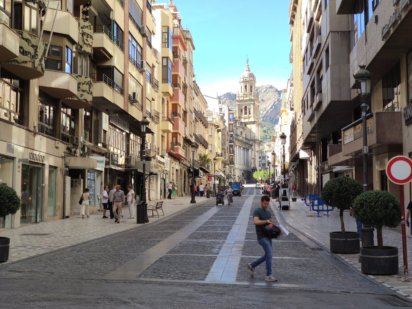 La calle Bernabé Soriano, de Jaén capital, en un día soleado