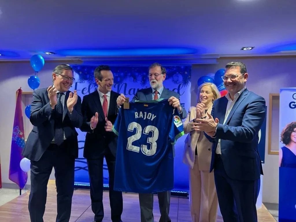 Mariano Rajoy recibió una camiseta del Getafe C.F. como regalo de su partido